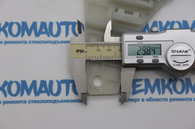 Направляющий держатель (каретка) стеклоподъёмника Toyota Avensis 1/Carina E/Corona (лев.) 776055