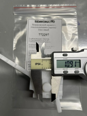 Направляющий держатель (каретка) стеклоподъёмника Iveco левый 772297