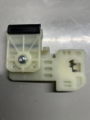 Направляющий держатель (каретка) стеклоподъёмника Hyundai Elantra 2015-2020 (AD) (перед. лев) 776042