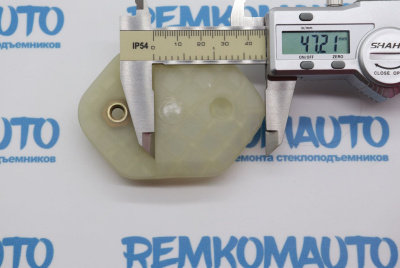 Держатель стекла (лопатка) стеклоподъёмника Land Rover Discovery 770670