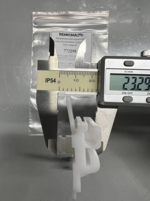 Направляющий держатель (каретка) стеклоподъёмника Iveco (перед. прав.) 772298