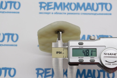 Фиксатор стекла стеклоподъёмника Land Rover Discovery 770670