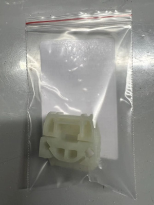 Направляющий держатель стеклоподъёмника (каретка) Volkswagen Transporter T5/Т6 770154