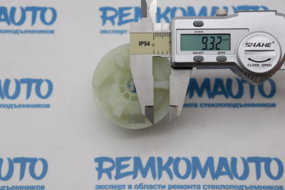 Ролик (катушка) стеклоподъёмника левый 770422