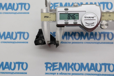 Фиксатор ручки двери Renault Master 3/Opel Movano A (перед. прав.) 771723