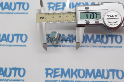 Пружина внутренней ручки открывния двери Nissan Navara/Qashqai правая 772835