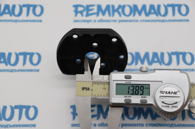 Фиксатор крепления бокового зеркала двери Volkswagen Transporter T5/T6 левый 772098