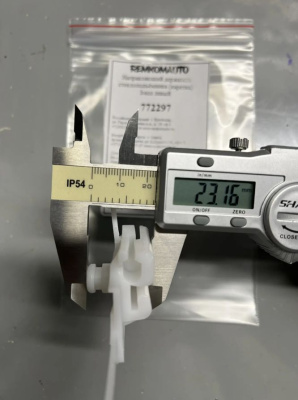 Направляющий держатель (каретка) стеклоподъёмника Iveco левый 772297