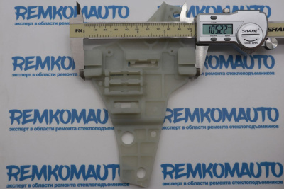 Направляющий держатель (каретка) стеклоподъёмника Toyota Avensis 1/Carina E/Corona (прав.) 776056