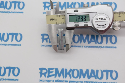 Фиксатор направляющего держателя стеклоподъёмника 771759