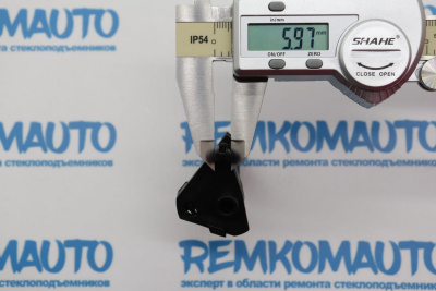 Фиксатор ручки двери Renault Master 3/Opel Movano A (перед. лев.) 771722