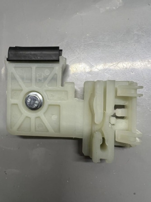 Направляющий держатель (каретка) стеклоподъёмника Hyundai Elantra 2015-2020 (AD) (перед. лев) 776041