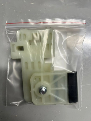 Направляющий держатель (каретка) стеклоподъёмника Hyundai Avante(MD)/ Elantra(AD)(перед. лев) 776041