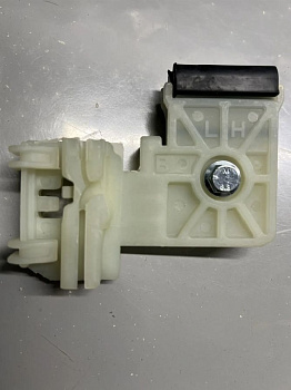 Направляющий держатель (каретка) стеклоподъёмника Hyundai Avante(MD)/ Elantra(AD) (перед.лев) 776042