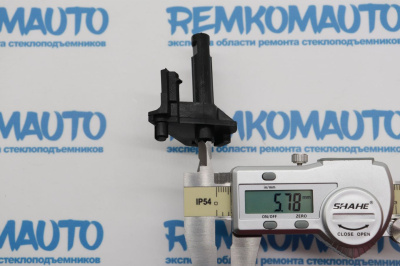 Фиксатор ручки двери Renault Master 3/Opel Movano A (перед. лев.) 771722