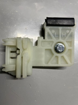 Направляющий держатель (каретка) стеклоподъёмника Hyundai Avante(MD)/ Elantra(AD) (перед.лев) 776042