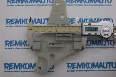 Направляющий держатель (каретка) стеклоподъёмника Toyota Avensis 1/Carina E/Corona (прав.) 776056