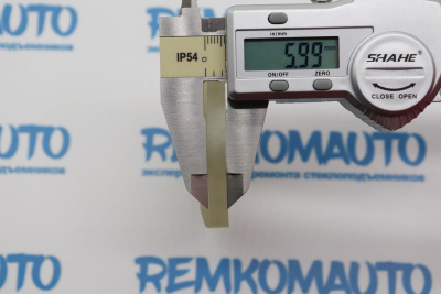 Держатель стекла (лопатка) стеклоподъёмника Land Rover Discovery 770670