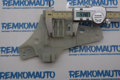 Направляющий держатель (каретка) стеклоподъёмника Toyota Avensis 1/Carina E/Corona (лев.) 776055